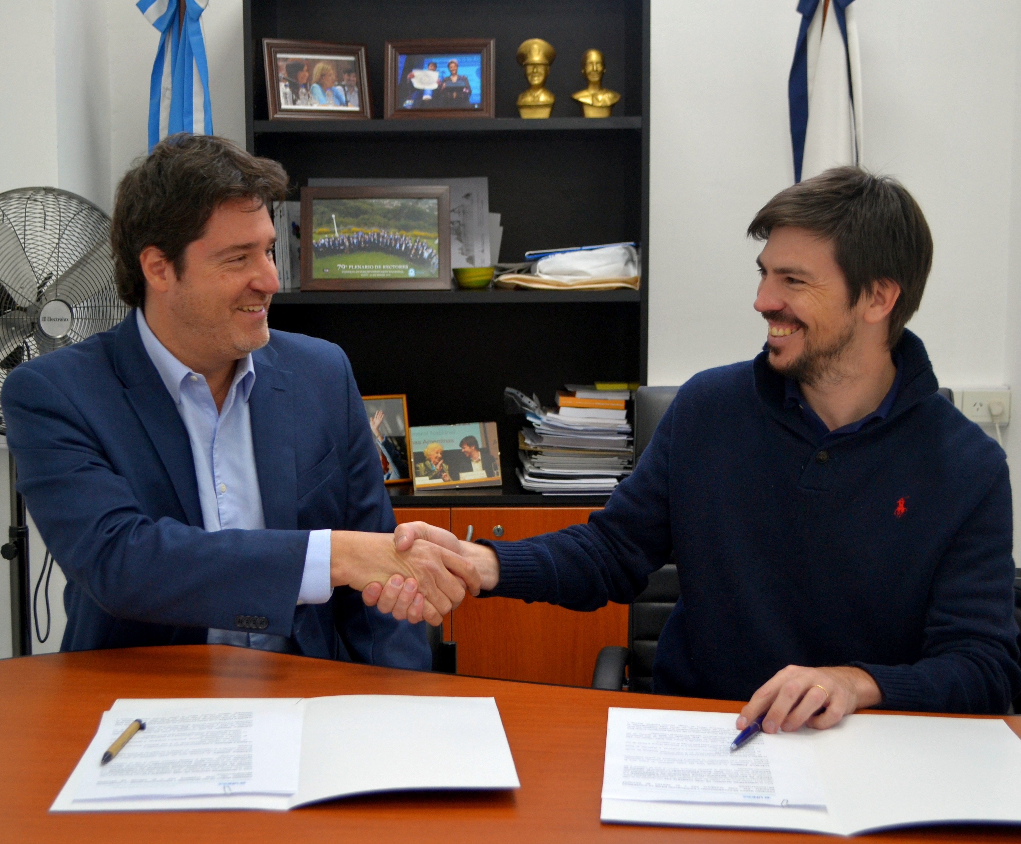 Firma de convenio rector Federico G. Thea y director del CEM, Matías Barroetaveña.